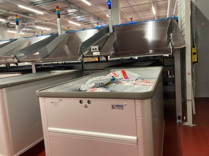 Spring-loaded base trolley at the parcel sorter chute for E-Commerce Fullfillment