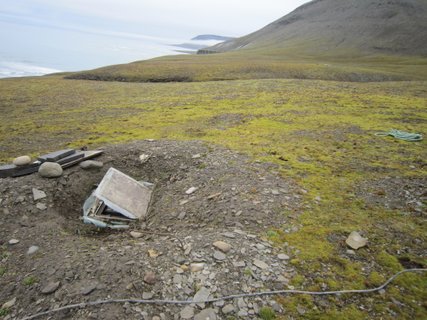 Transport boxes with built-in sensors for earthquake research